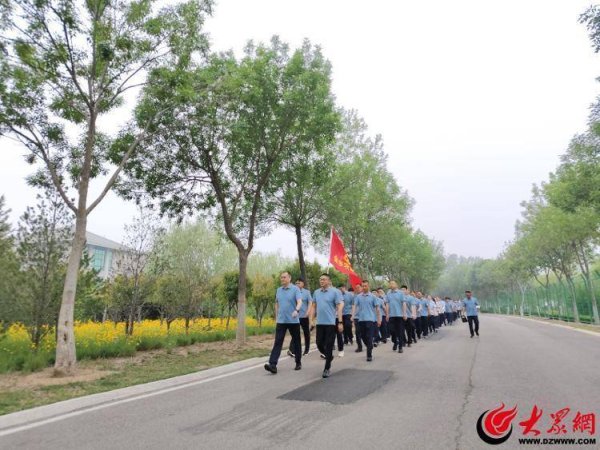 在线炒股配资网站 金乡农商银行开展“凝心聚力 砥砺前行”健步走活动